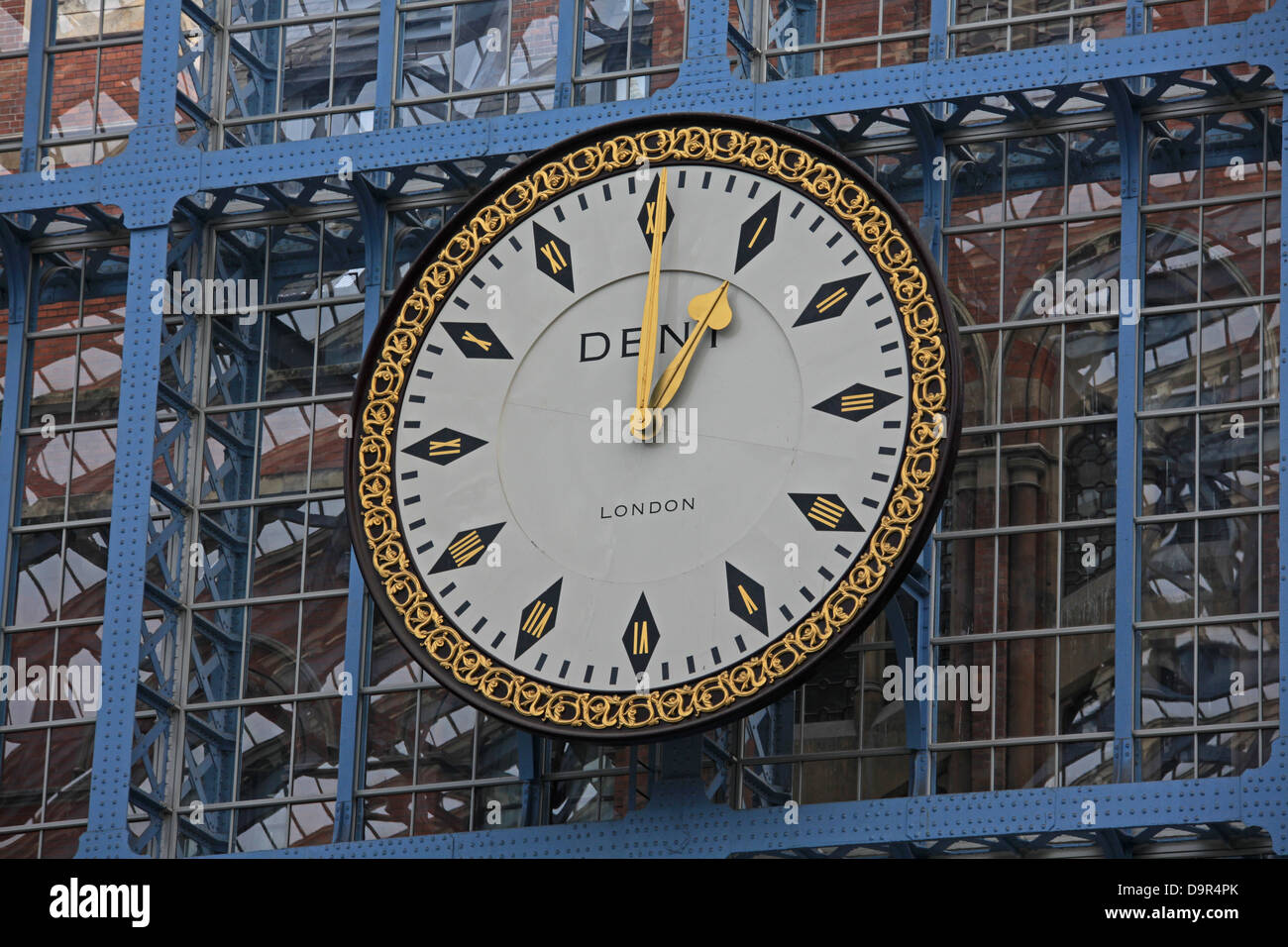 Die große Hauptuhr am Bahnhof St. Pancras in London von den Plattformen aus gesehen. Stockfoto