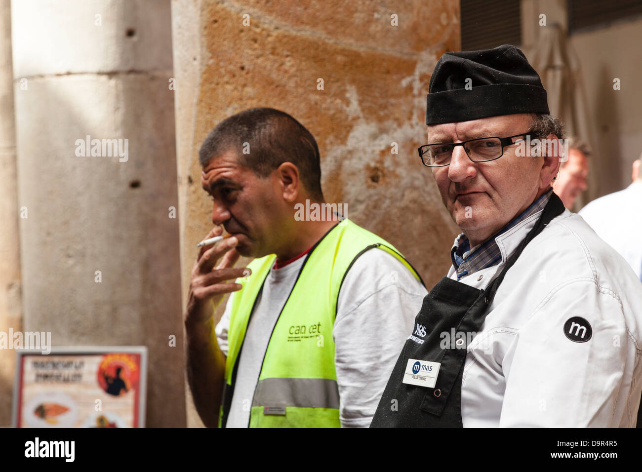 Handwerker, die eine Zigarettenpause an La Boqueria Markt Barcelona Stockfoto