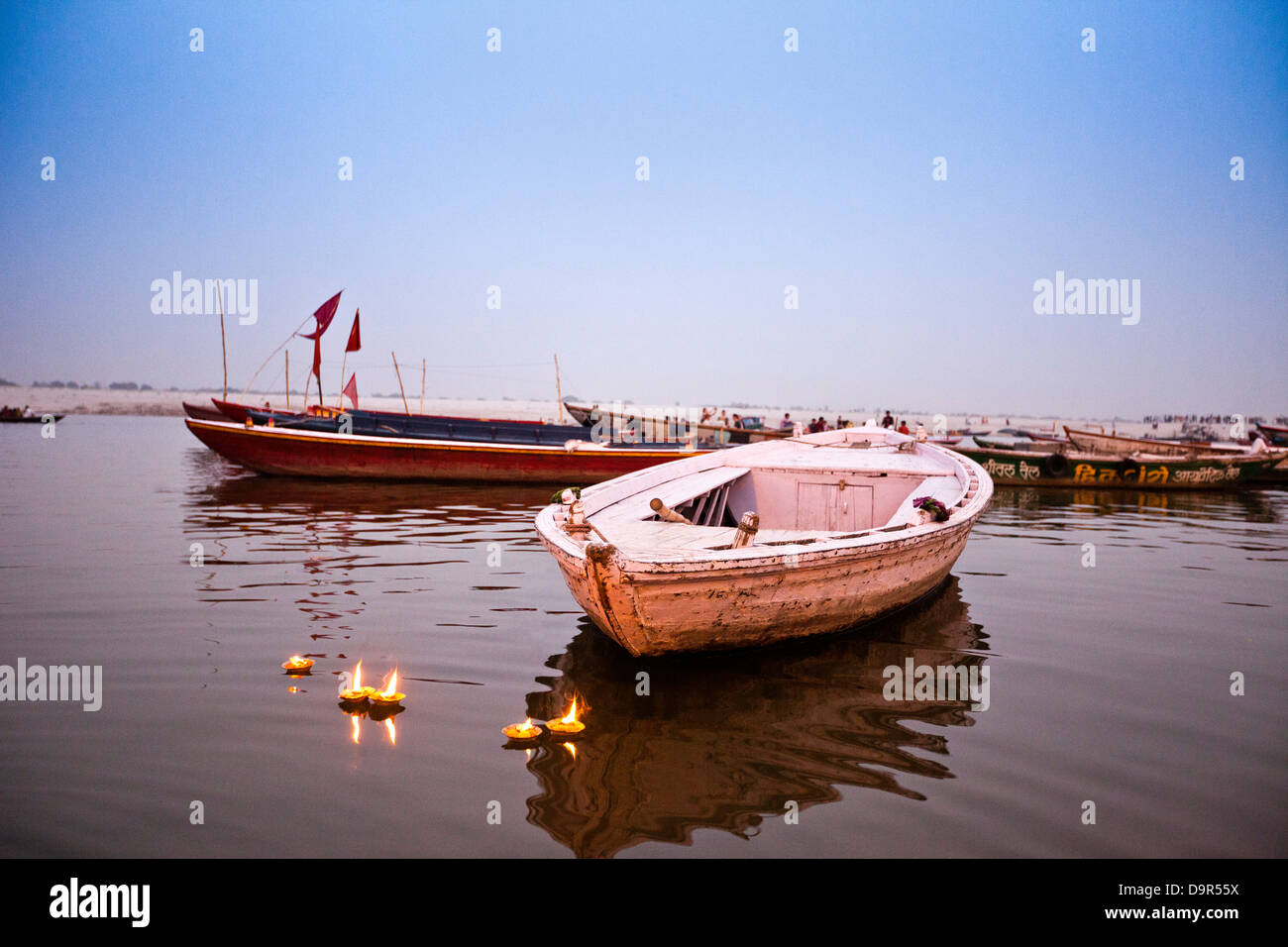 Boote bei Rajendra Prasad Ghat, Fluss Ganges, Varanasi, Uttar Pradesh, Indien Stockfoto