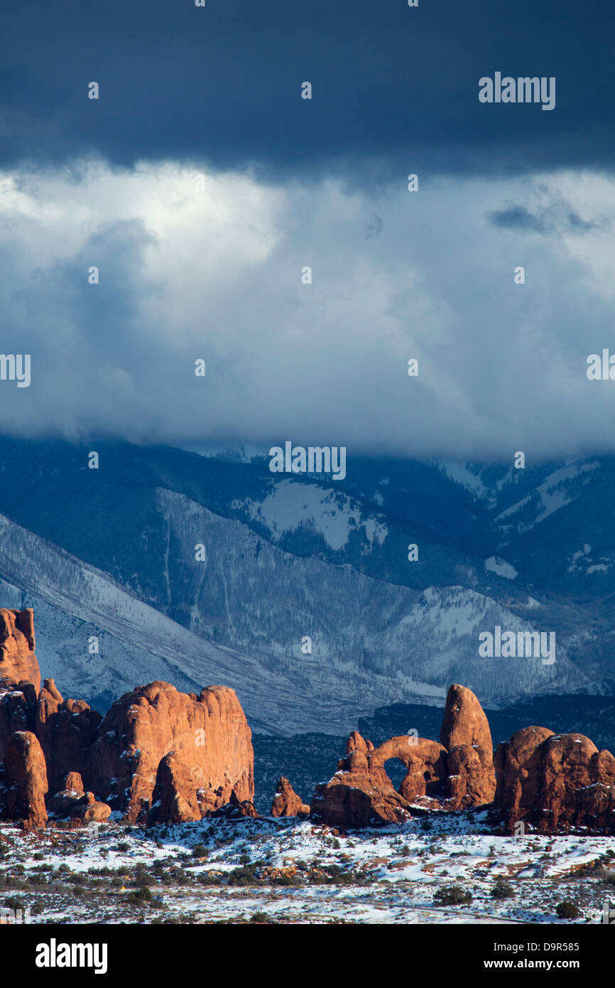 Windows mit der La Sal Mountains hinaus Arches-Nationalpark, Utah, USA Stockfoto
