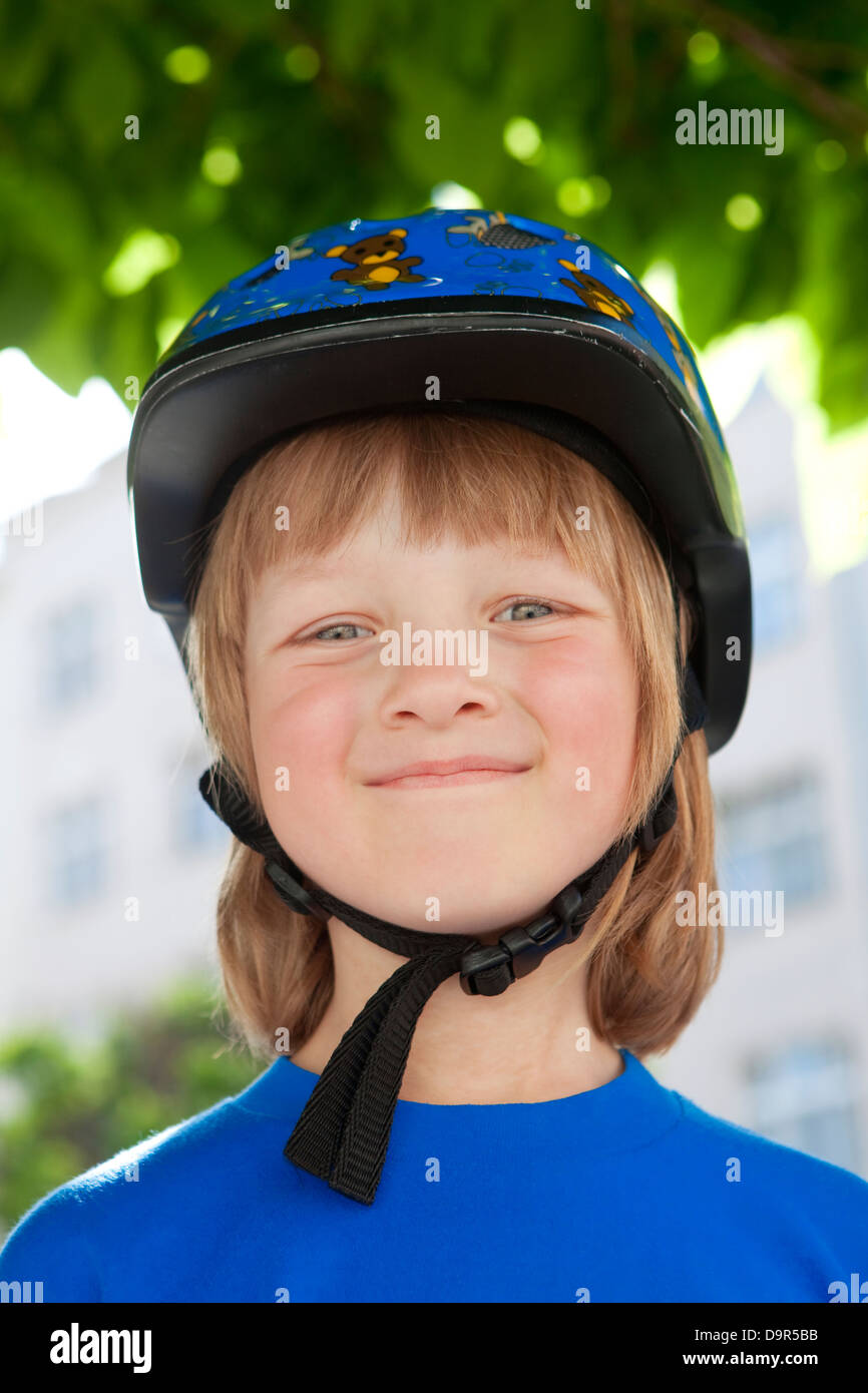 Portrait eines glücklichen jungen Fahrrad Helm lächelnd Stockfoto