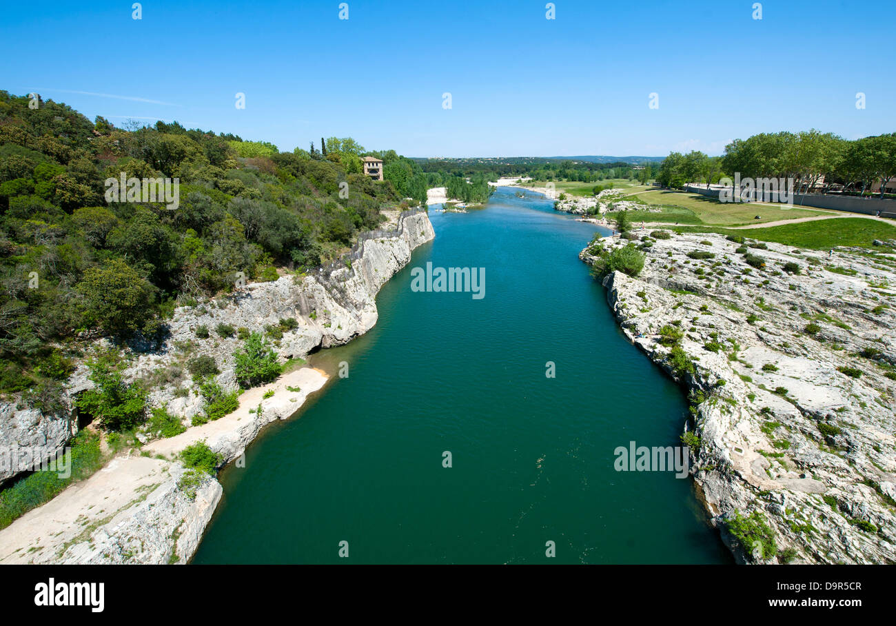 Der Fluss Gardon in der Nähe von Pont du Gard, ein römisches Aquädukt in der Nähe von Nîmes, Languedoc, Frankreich Stockfoto