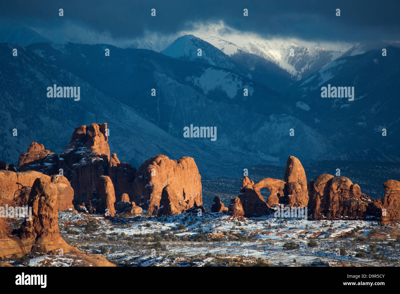 Windows mit der La Sal Mountains hinaus Arches-Nationalpark, Utah, USA Stockfoto