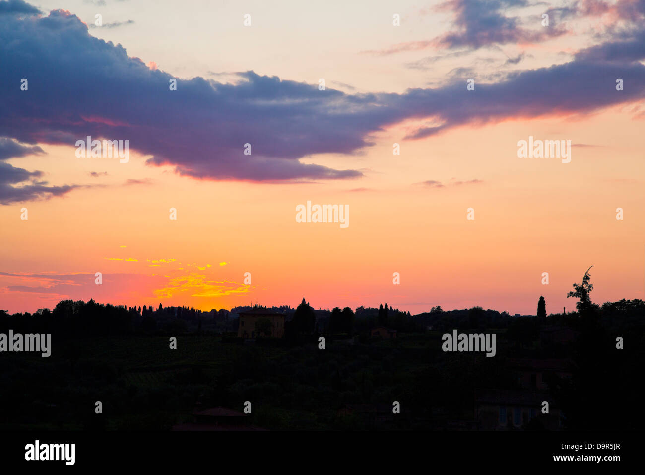 Sonnenuntergang über einer Landschaft, Siena, Provinz Siena, Toskana, Italien Stockfoto