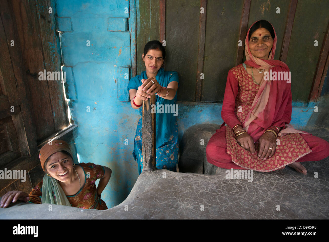 Drei Dorfbewohner des Stammes Gaddi posieren für die Kamera in einem Haus im Stadtteil Bharmour, Himachal Pradesh, Indien Stockfoto
