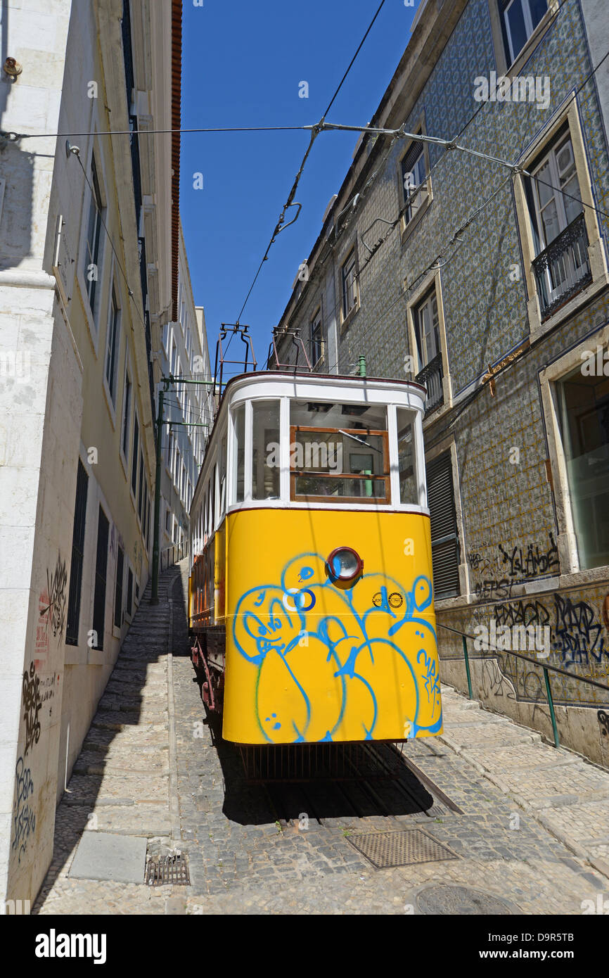 alte Straßenbahn Calcada da Gloria Lissabon Portugal Stockfoto