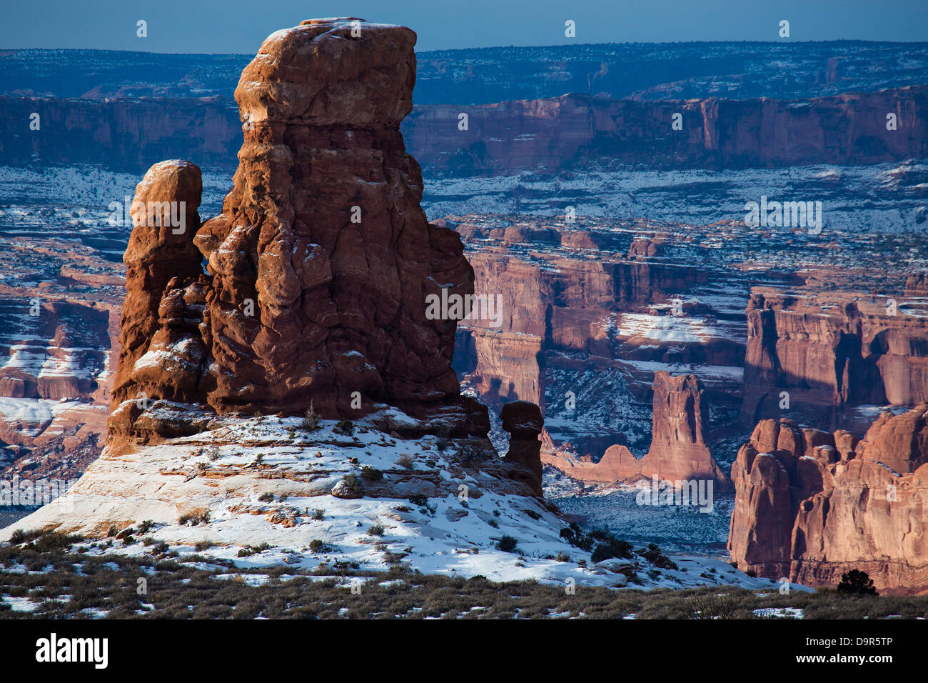 ein Rock-Stack in der Region der versteinerten Sanddünen mit dem Gerichtsgebäude Türmen hinaus Arches-Nationalpark, Utah, USA Stockfoto