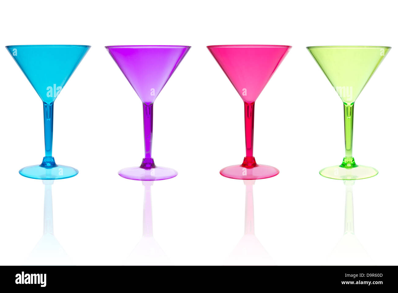 4 verschiedene Farbe Martini cocktail-Gläser auf weiß Stockfoto