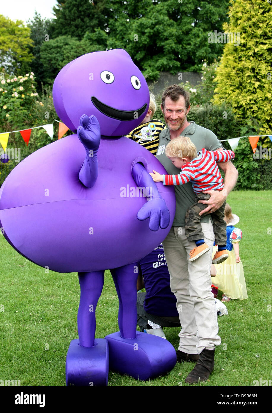 JASON FLEMYNG NOAH & CASSIUS & große TODD große AUTOKINDERSITZEN Kampagne für BARNARDO DULWICH PARK LONDON ENGLAND 25. Juni 2013 Stockfoto