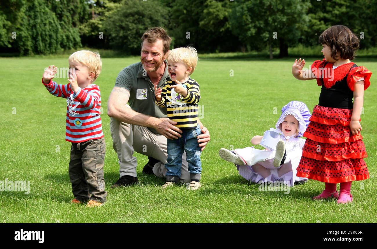 JASON FLEMYNG NOAH & CASSIUS große AUTOKINDERSITZEN Kampagne für BARNARDO DULWICH PARK LONDON ENGLAND 25. Juni 2013 Stockfoto