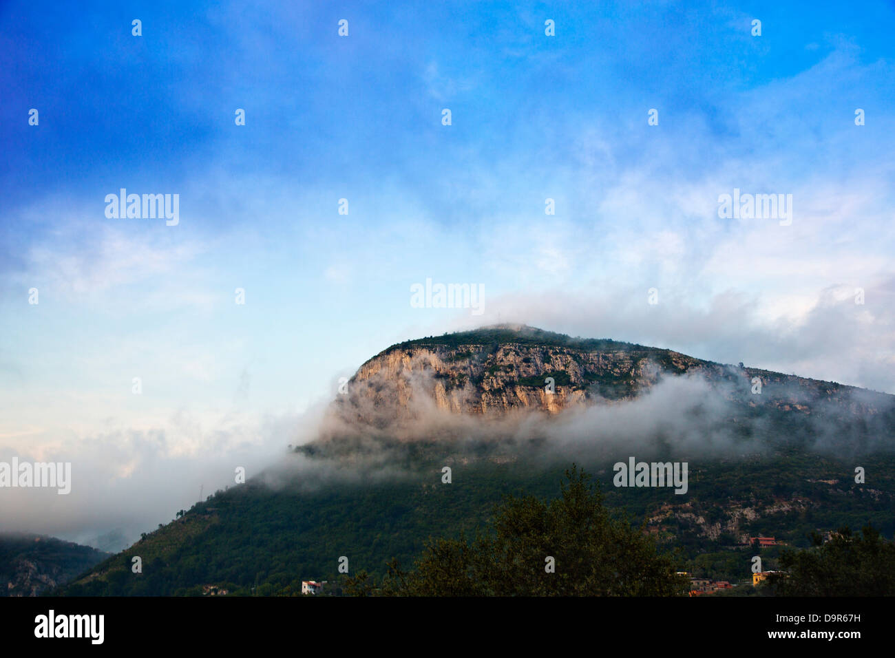 Nebel um einen Berg, Amalfi, Salerno, Kampanien, Italien Stockfoto