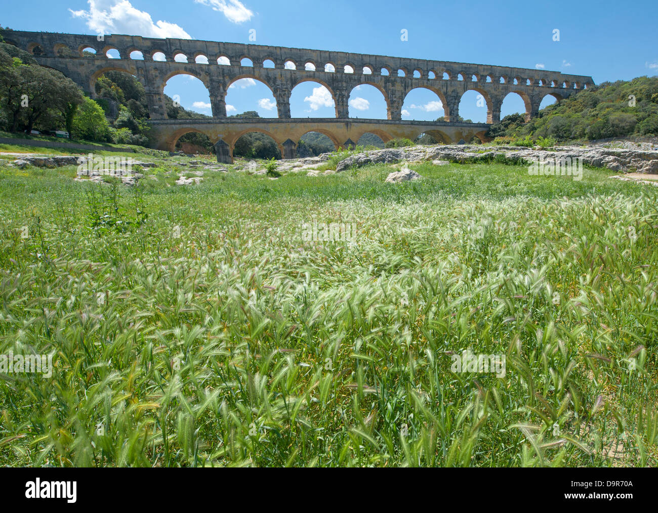 UNESCO-Welterbe der Pont du Gard, ein römisches Aquädukt in der Nähe von Nîmes im Departement Gard, gesehen von den Ufern des Flusses Gardon. Stockfoto