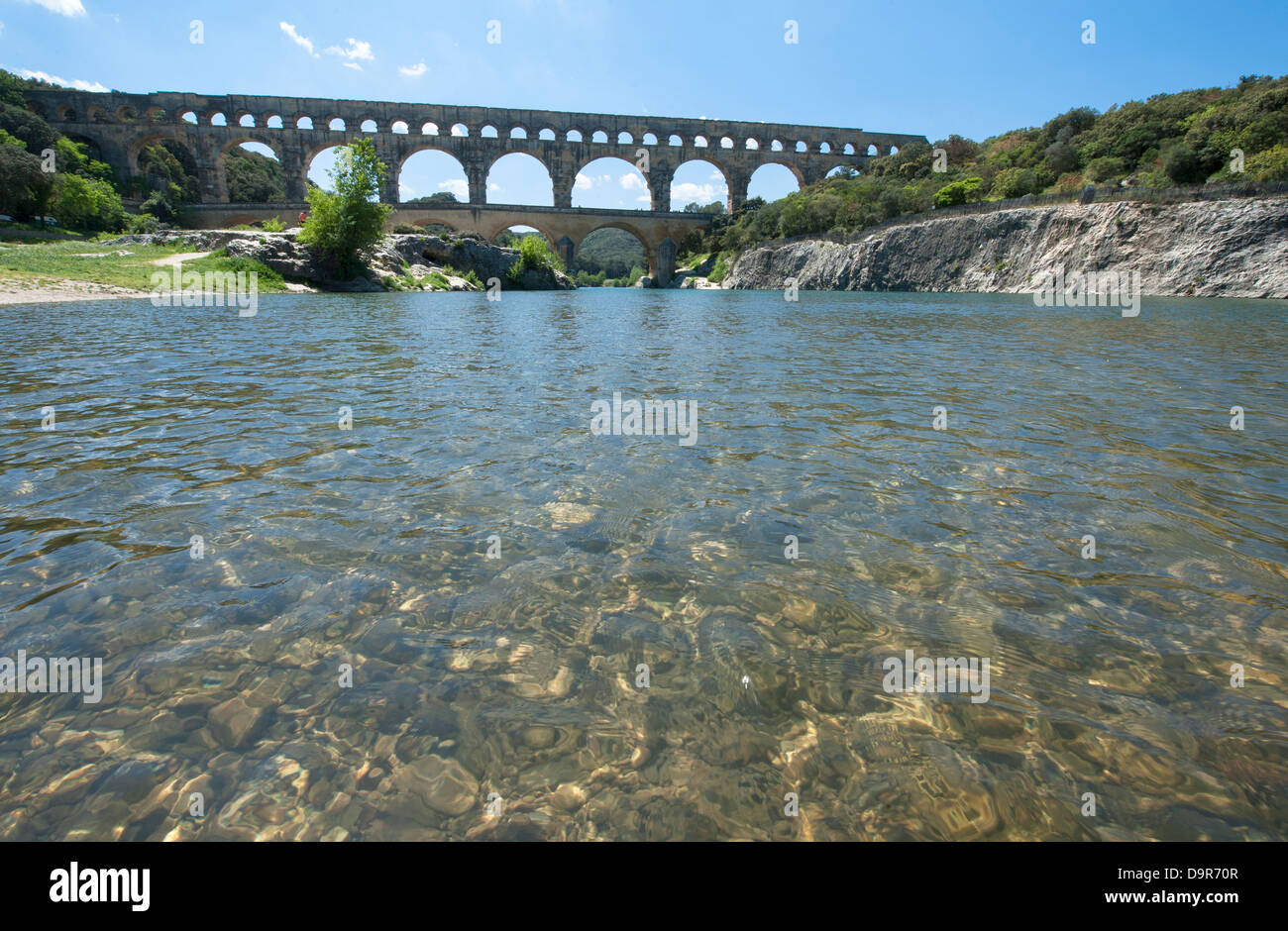 UNESCO-Welterbe der Pont du Gard, ein römisches Aquädukt in der Nähe von Nîmes im Departement Gard, von den Ufern des Flusses Gard gesehen. Stockfoto