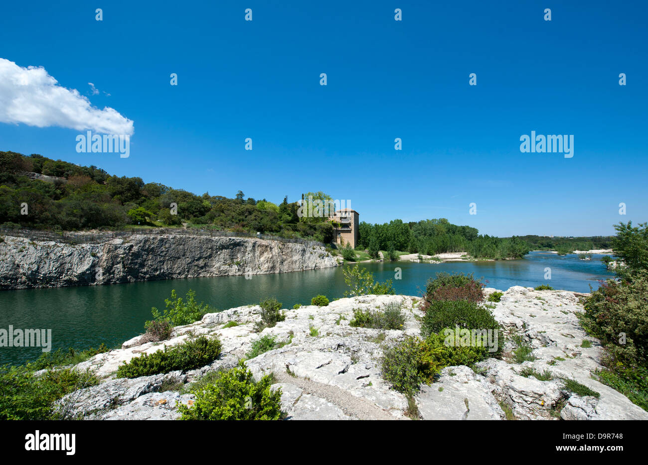 Der Fluss Gardon ist von der Pont du Gard, ein römisches Aquädukt in der Nähe von Nîmes in Südfrankreich überspannt. Stockfoto