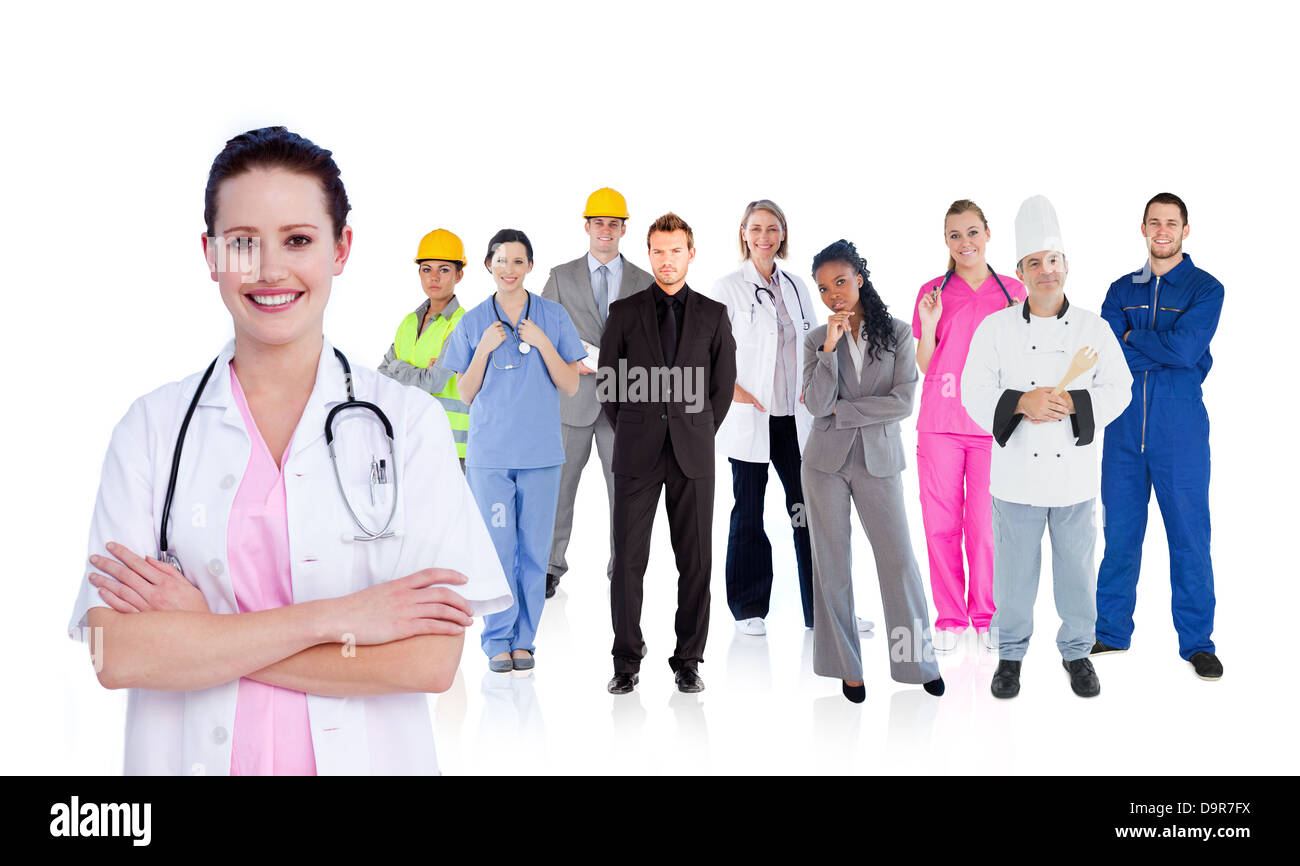 Lächelnde Arzt vor ein Team von verschiedenen Mitarbeitern Stockfoto
