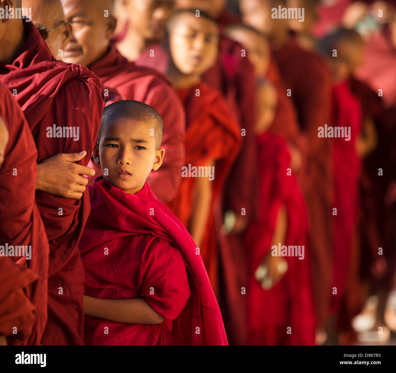 Mönche in der Shwezigon Paya, Bagan, Myanmar (Burma) Stockfoto