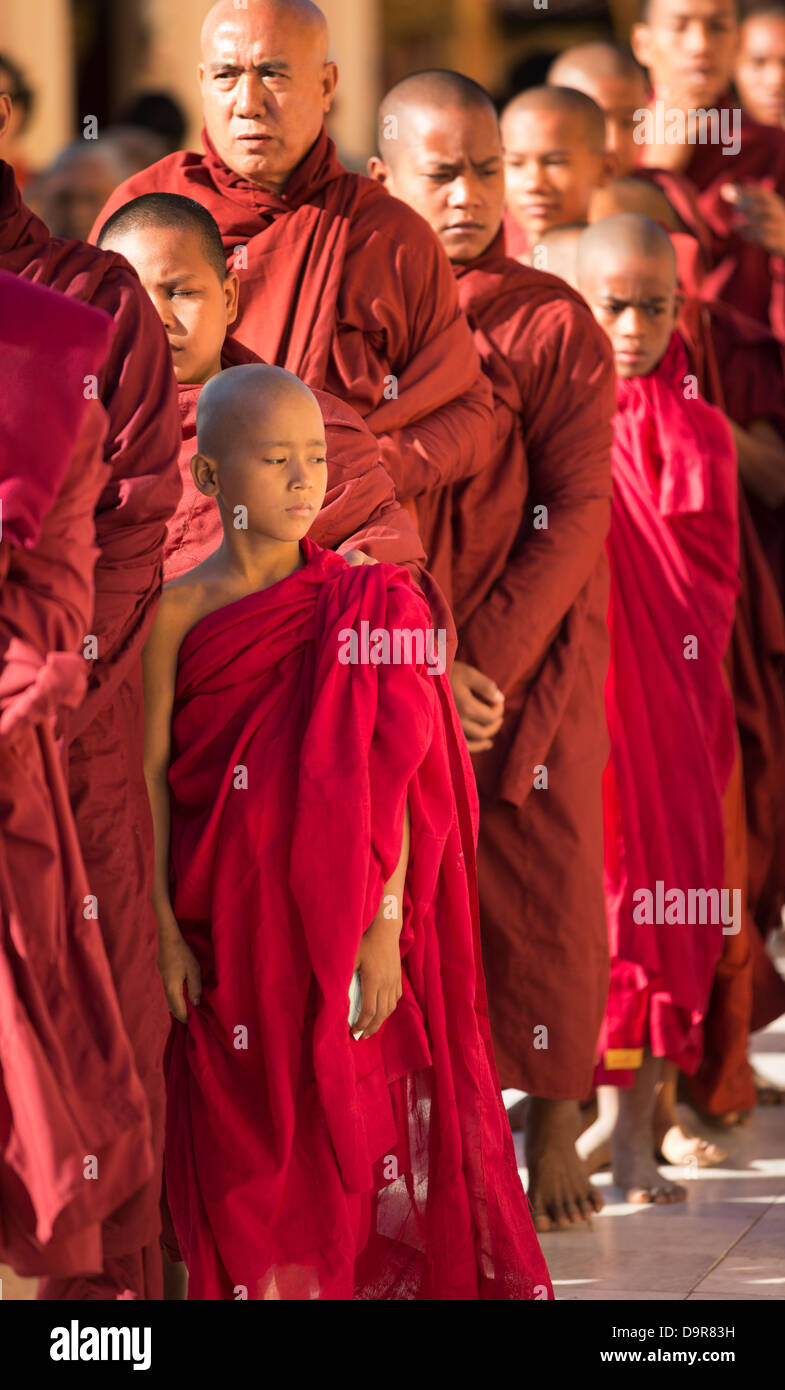Mönche in der Shwezigon Paya, Bagan, Myanmar (Burma) Stockfoto