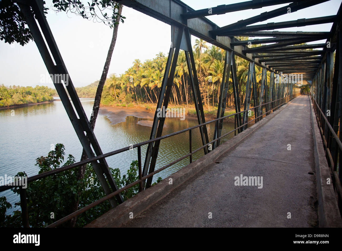 Brücke über einen Fluss, Goa, Indien Stockfoto