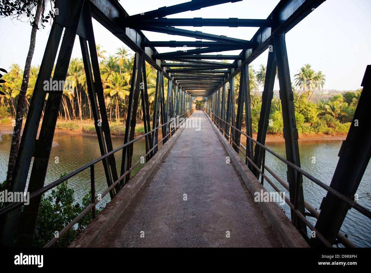 Brücke über einen Fluss, Goa, Indien Stockfoto