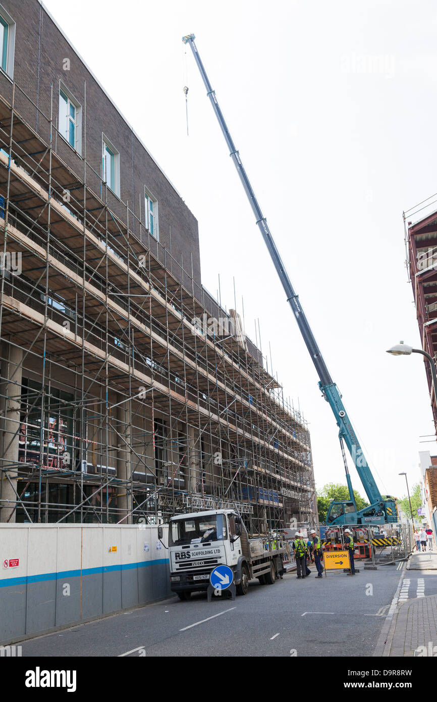 Mobile Kran blockierende Weg zum Heben auf Baustelle Stockfoto