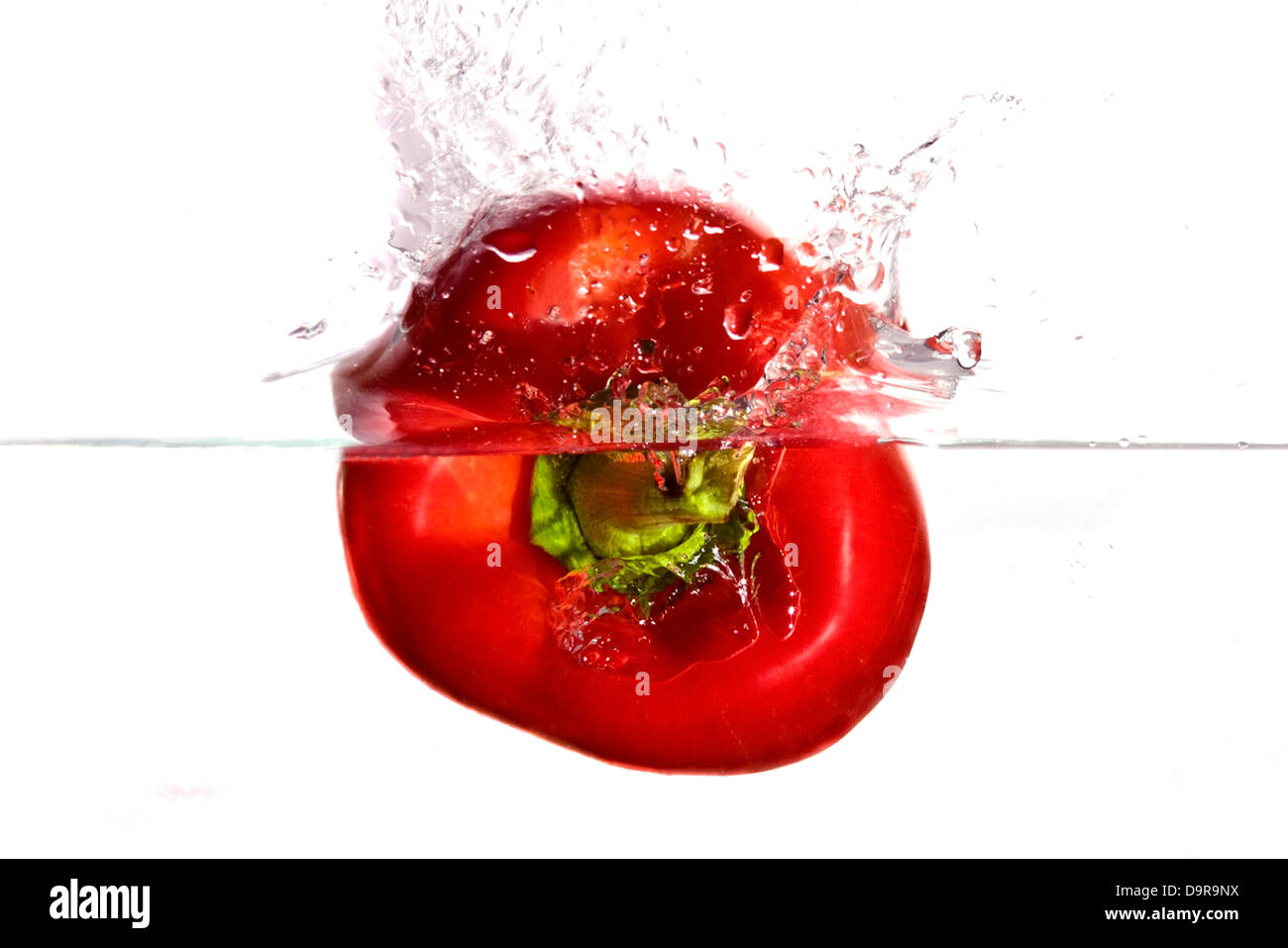 Rote Paprika eintauchen in Wasser Stockfoto