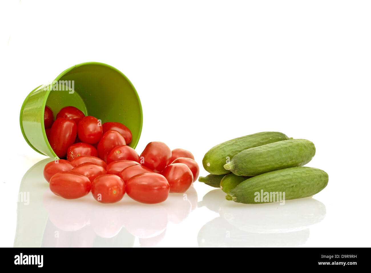 Tomaten, Gurken Gemüse in einen Eimer Stockfoto