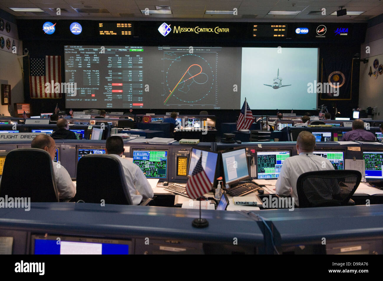 STS-128 war eine Space-Shuttle-Mission, die vom NASA Mission Control Center (MCC) geleitet wurde. Die Mission beinhaltete den Einsatz eines neuen Moduls auf der Internationalen Raumstation (ISS) und die Durchführung wissenschaftlicher Experimente zur Unterstützung des ISS-Betriebs. Stockfoto