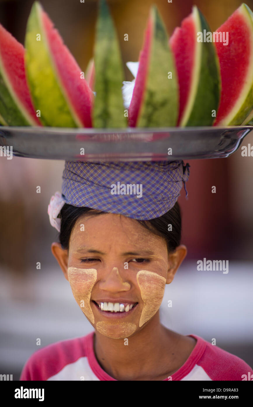 eine Frau, die Wassermelone an die Shwezigon Paya, Bagan, Myanmar (Burma) zu verkaufen Stockfoto