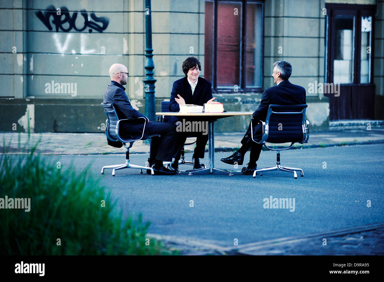 Rechtsanwalt und Kunden treffen an einem ungewöhnlichen Ort. Stockfoto