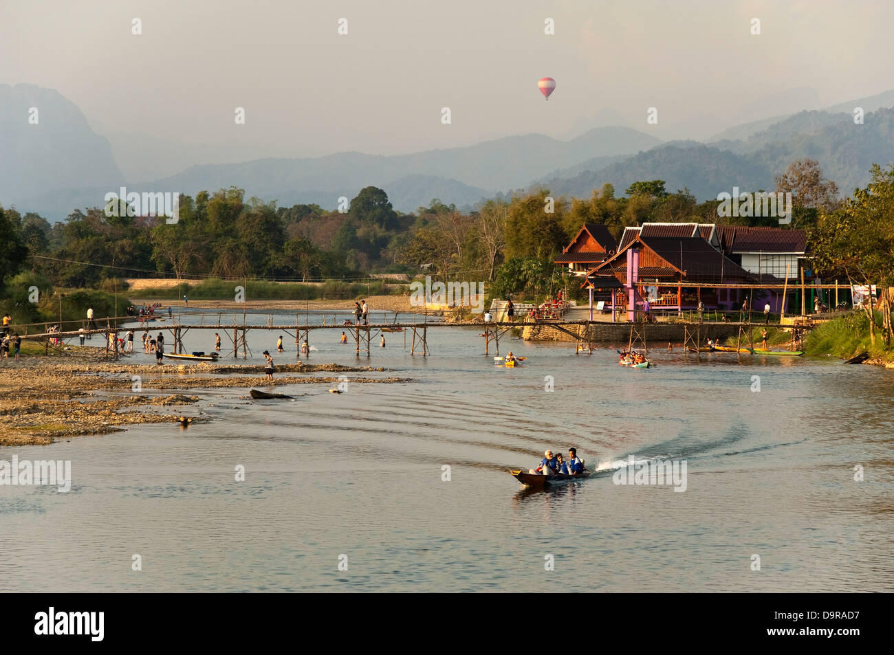 Horizontale Ansicht Aktivitäten am Nam Song River in Vang Vieng bei Sonnenuntergang. Stockfoto