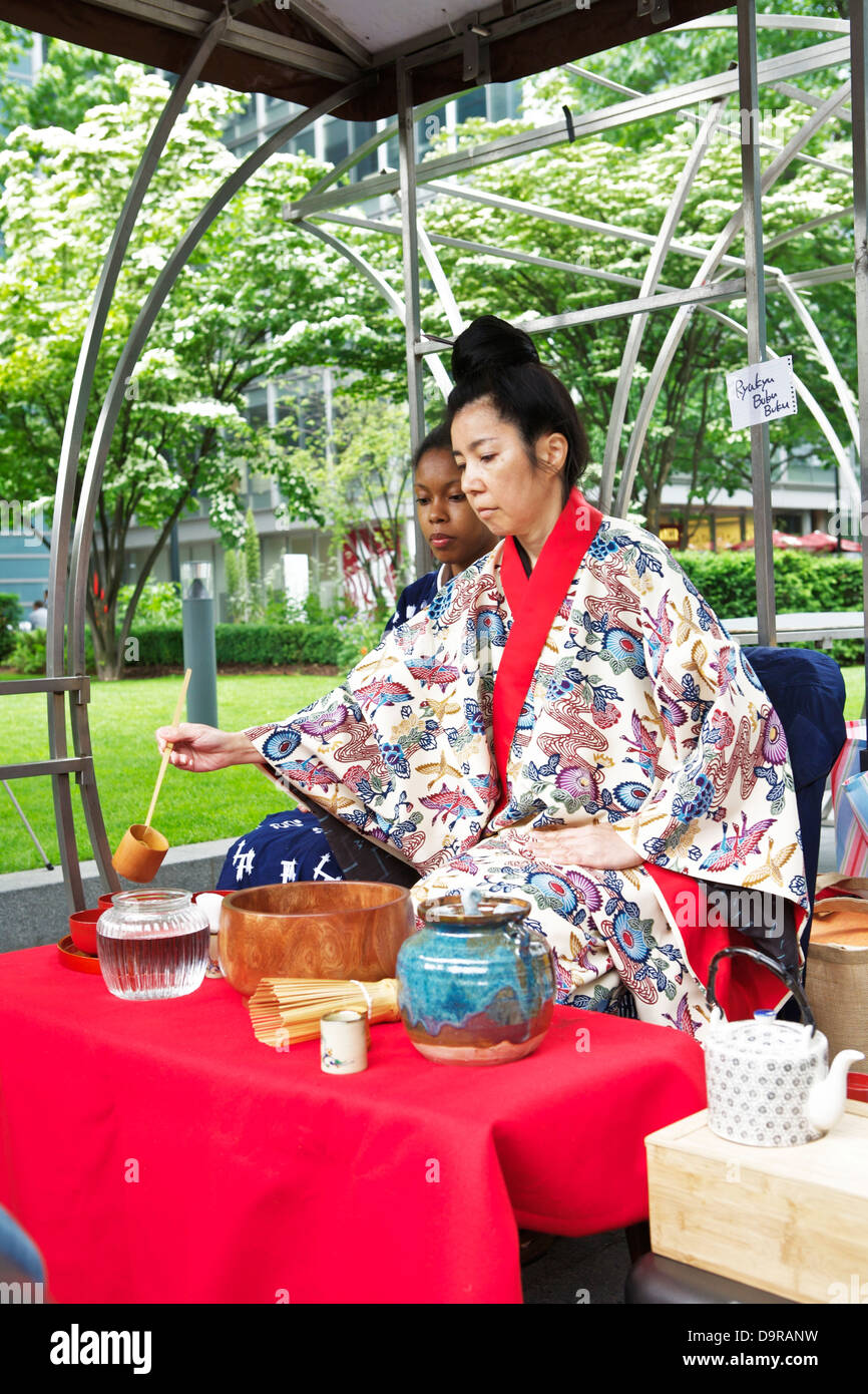 Okinawan Teezeremonie, 2 Frauen bereiten Tee auf traditionelle Weise. Japanische Teezeremonie. Japanische Kultur. Japanischer Kimono traditionell Stockfoto