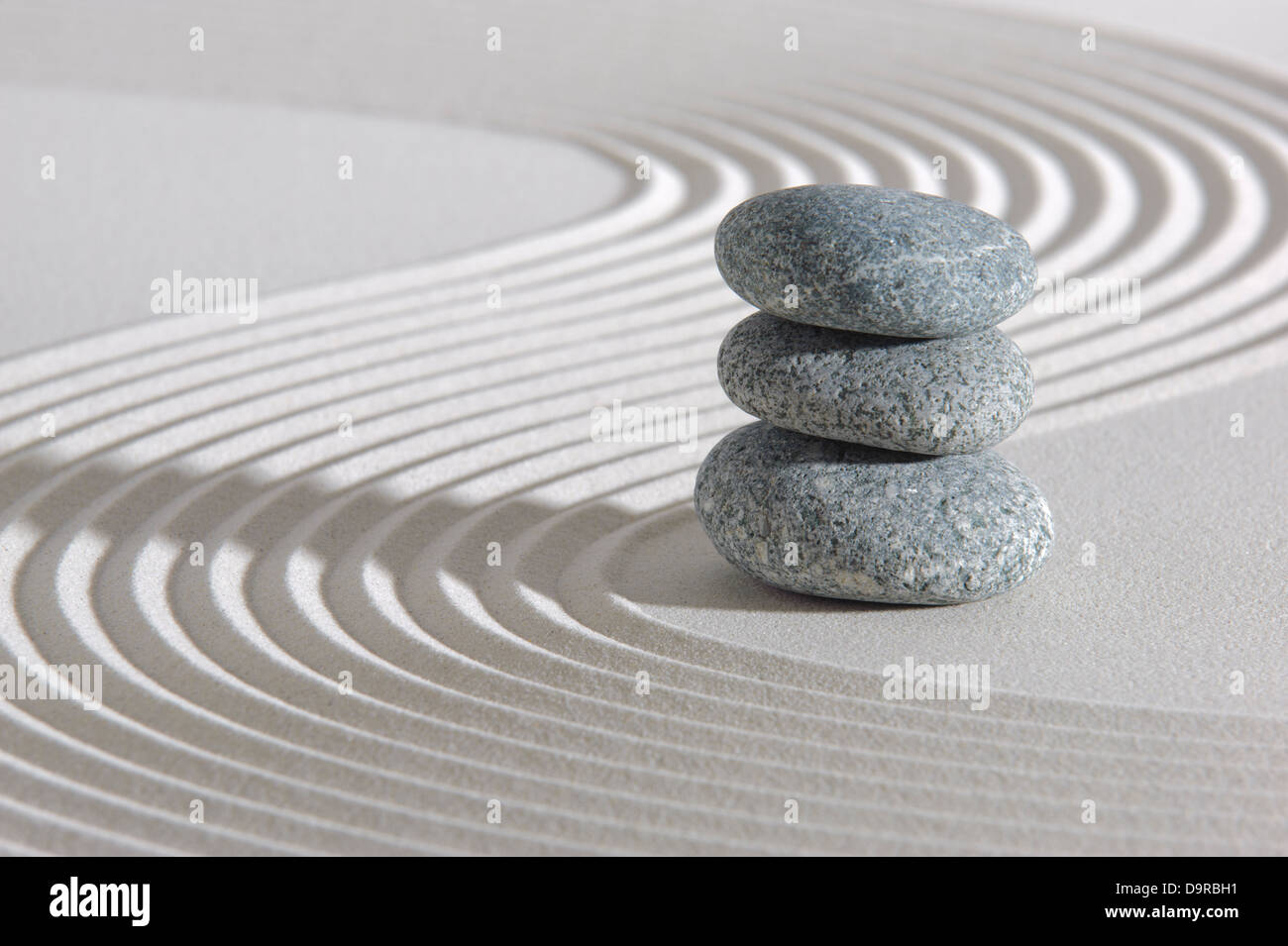 Japanischer Zen-Garten mit Stein in sand Stockfoto