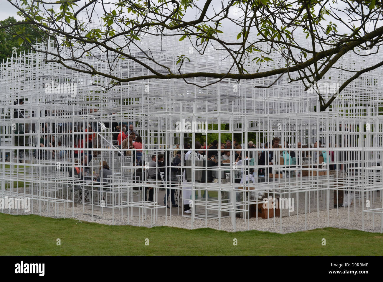 Temporären Pavillon des Architekten Sou Fujimoto in Kensington Gardens, London, England. Ausstellung für die Serpentine Gallery. Stockfoto