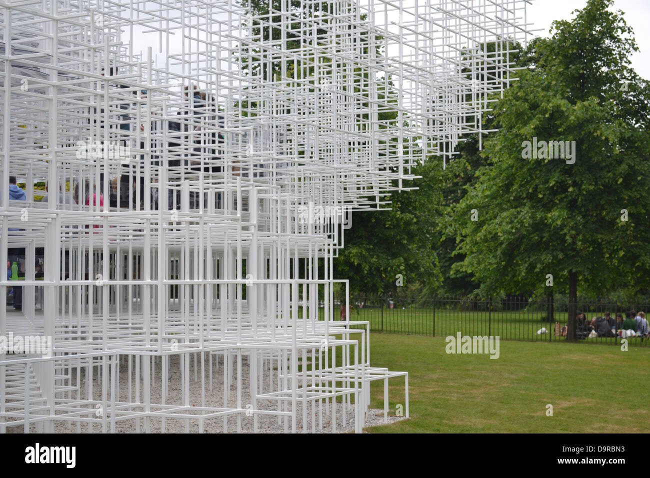 Temporären Pavillon des Architekten Sou Fujimoto in Kensington Gardens, London, England. Ausstellung für die Serpentine Gallery. Stockfoto