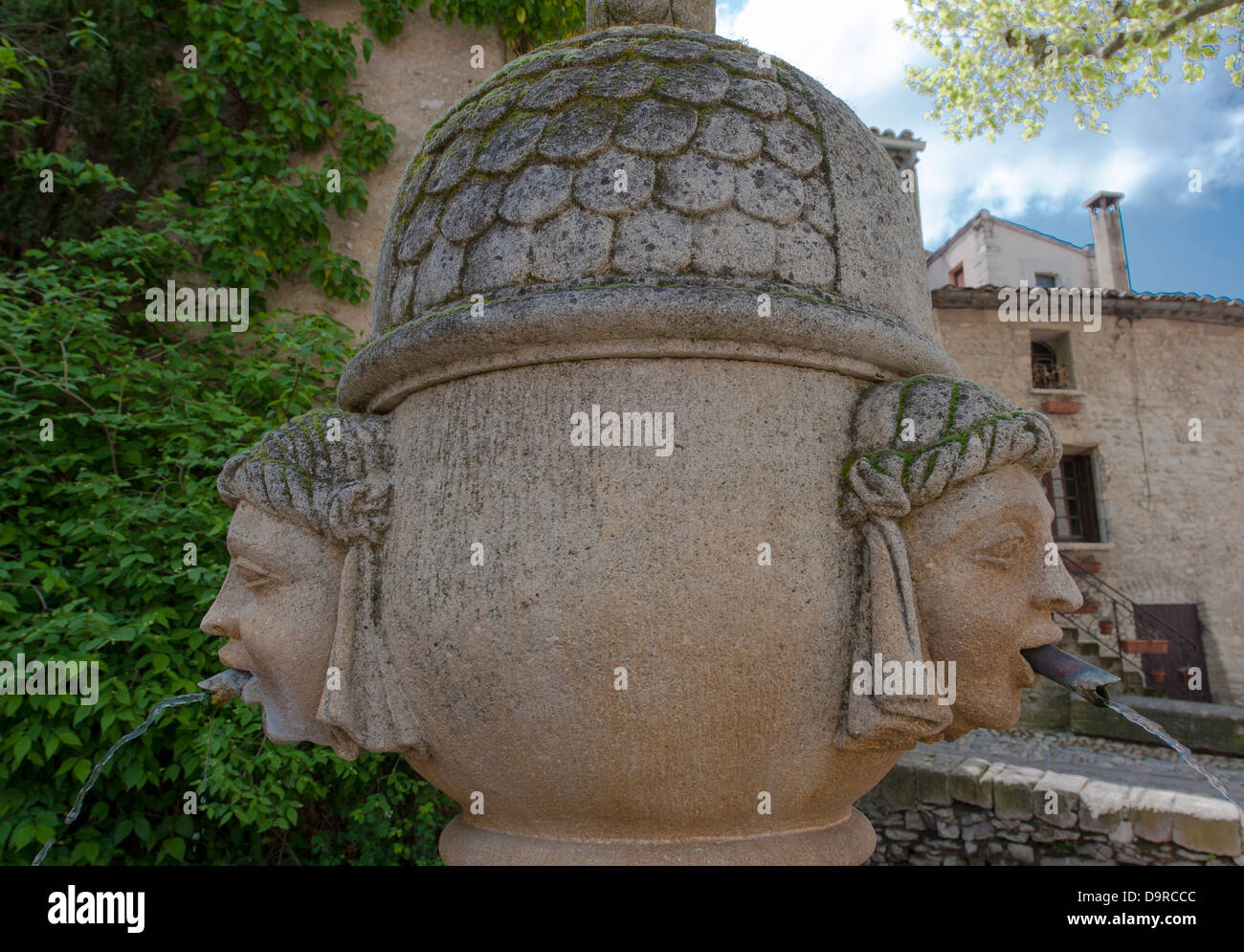 Wasser Brunnen auf einem kleinen Platz der alten mittelalterlichen Stadt' haut Bourg' von Vaison-la-Romaine, Vaucluse, Südfrankreich. Stockfoto