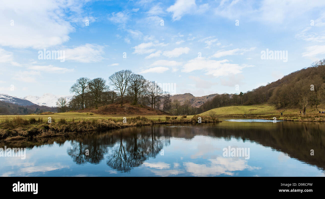 Reflektierende Schuß im Lake District in der Nähe des Flusses Brathay Elterwater, Nationalpark Lake District, Cumbria Stockfoto