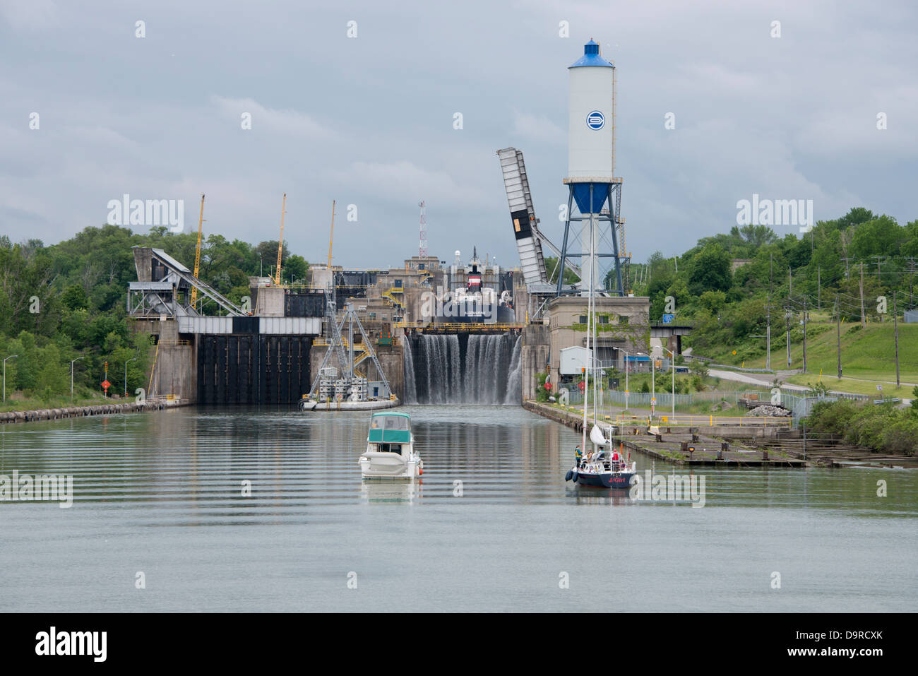 USA, New York / Ontario, Kanada. Durch den Welland Kanal, große Frachtschiff im Schloss. Stockfoto