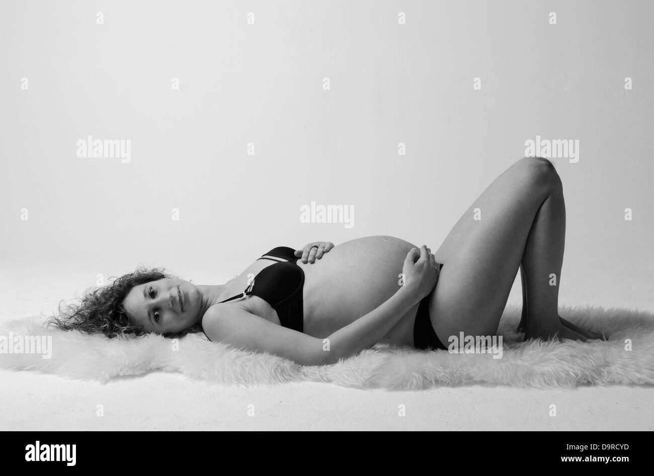 Auf dem Bild sehen Sie eine schwangere Frau Stockfoto