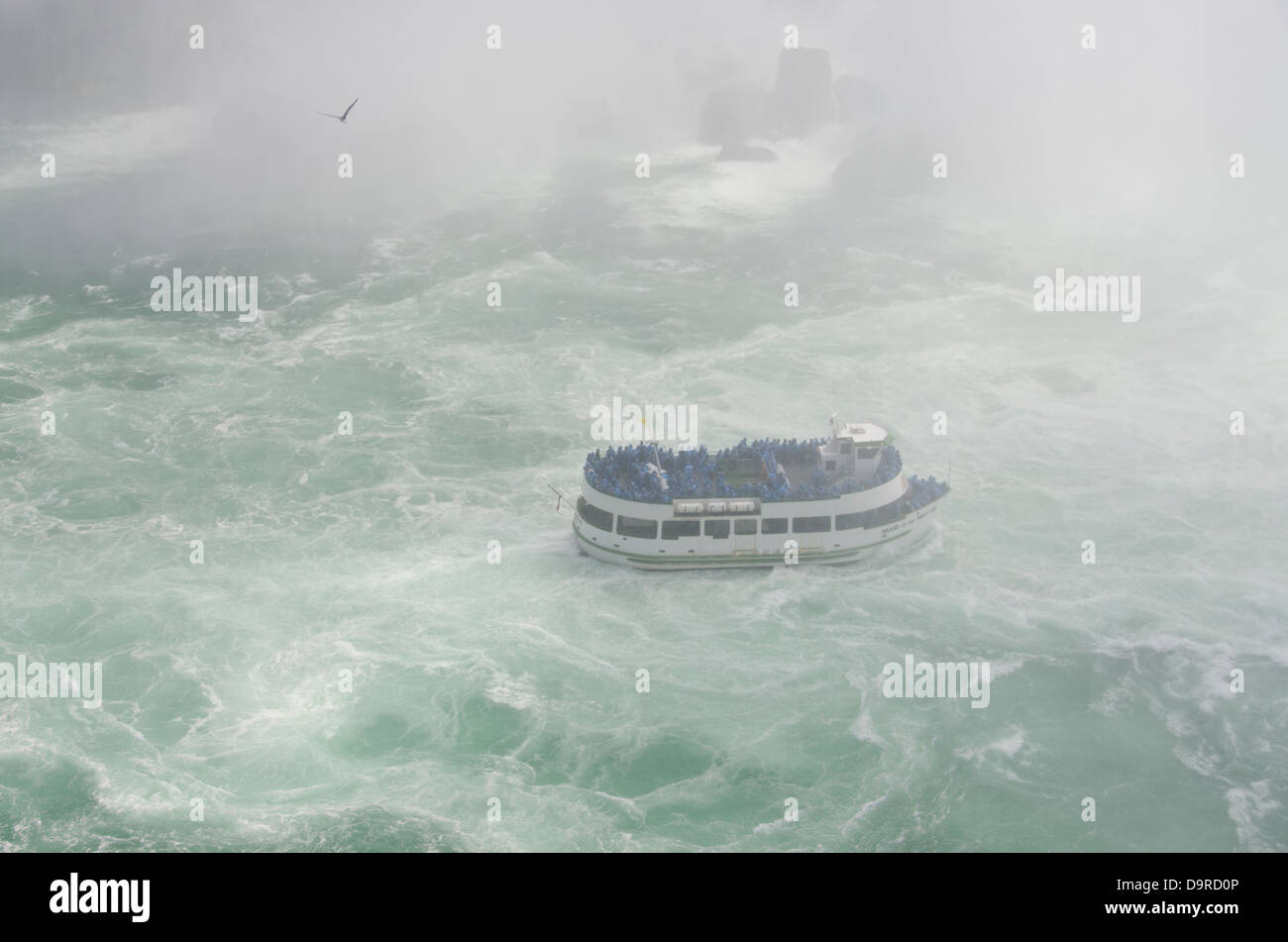 USA / Kanada, New York / Ontario, Niagara fällt. Mädchen der Nebel Touristenboot im Wasserfall Nebel von Horseshoe Falls. Stockfoto