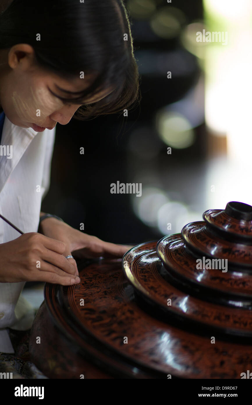 Frau Malerei Laquerware, Bagan, Myanmar (Burma) Stockfoto