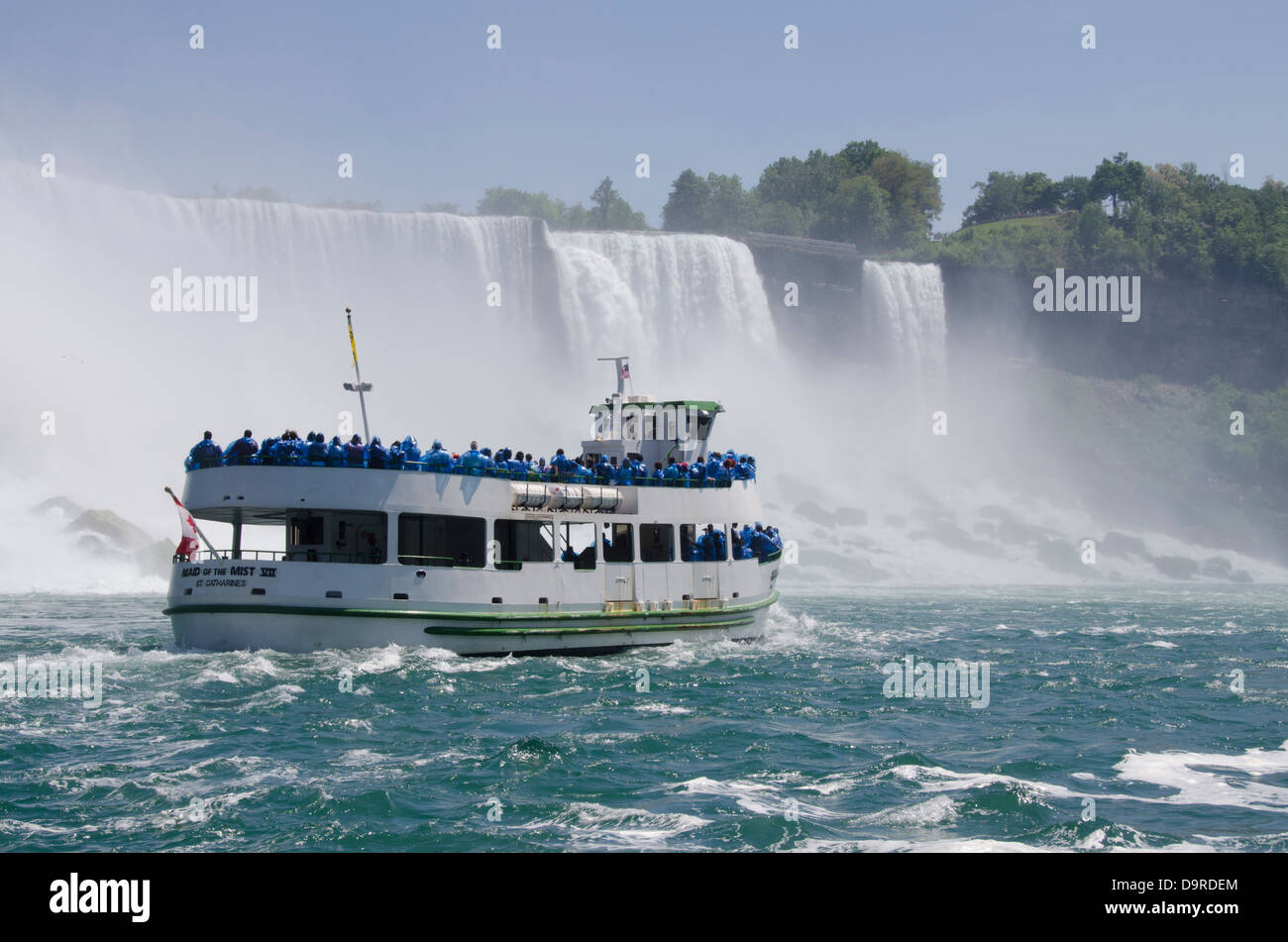 USA / Kanada, New York, Niagara Falls. USA Seite, Aussicht auf amerikanischen Wasserfälle mit Magd das Touristenboot Nebel. Stockfoto