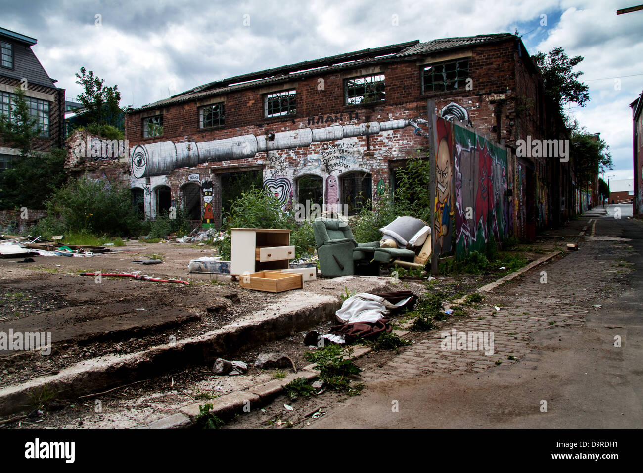 alte Möbel drausen bedeckt ein Graffiti einstürzenden Gebäude Stockfoto