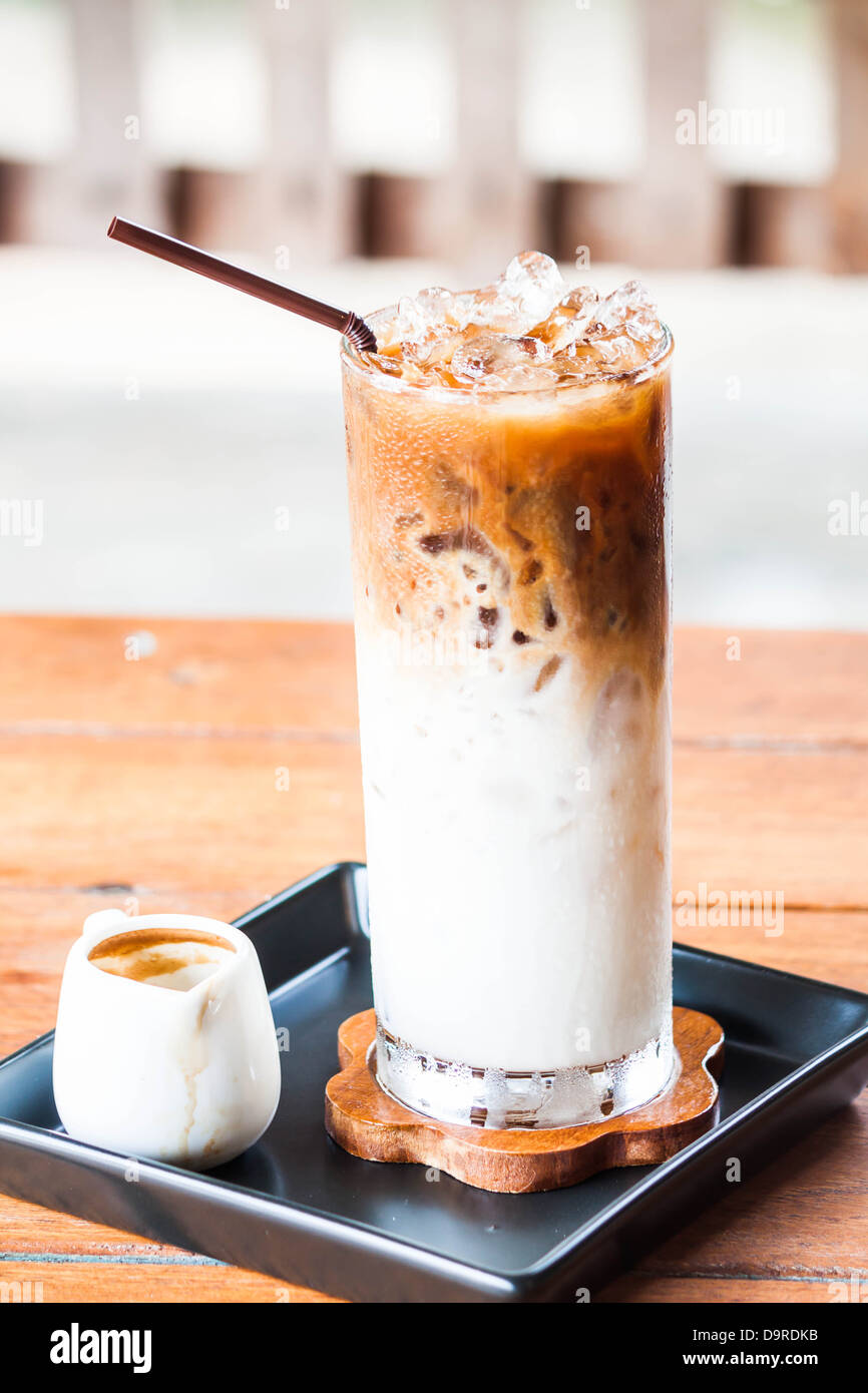 Eis Kaffee Latte mit Schuss für das Hinzufügen von espresso Stockfoto