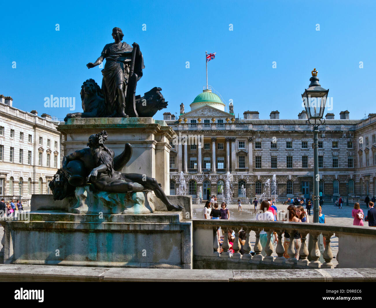 Somerset House und Innenhof mit Statue von George III und alten Vater Themse von John Bacon Stockfoto