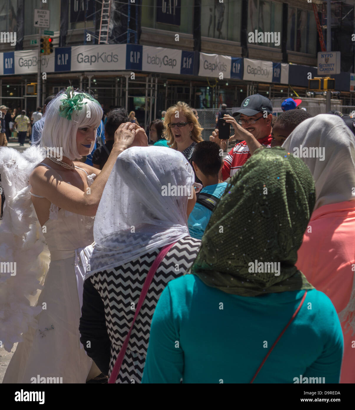 Performance-Künstlerin führt für Besucher zum Times Square in New York Stockfoto