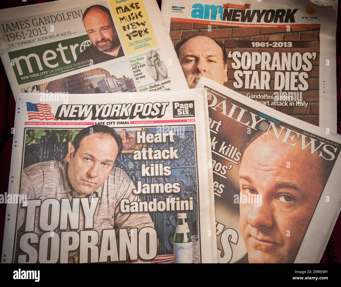 Zeitungen berichten über den Tod von Sopranos-star James Gandolfini Stockfoto