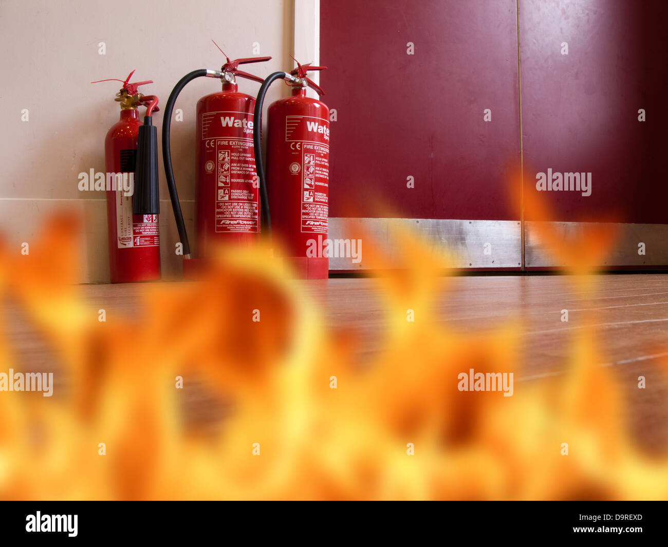 Flammen und Feuerlöscher Stockfoto