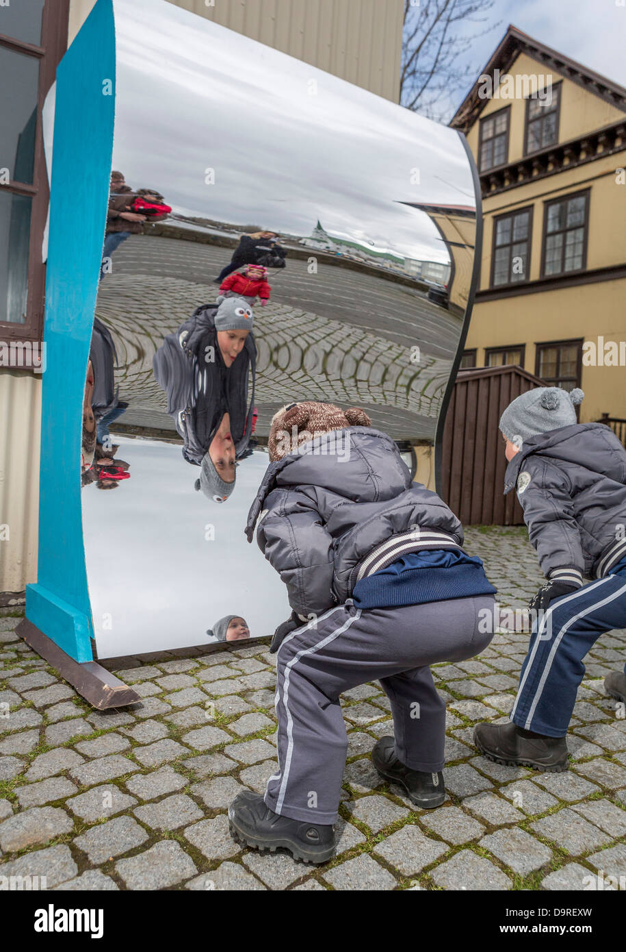 Kinder suchen in lustige Spiegel, Kinder Kultur-Festival, Reykjavik Island. Stockfoto