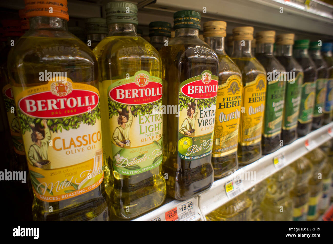 Flaschen importierte Olivenöl sind auf einem Supermarktregal in New York gesehen. Stockfoto