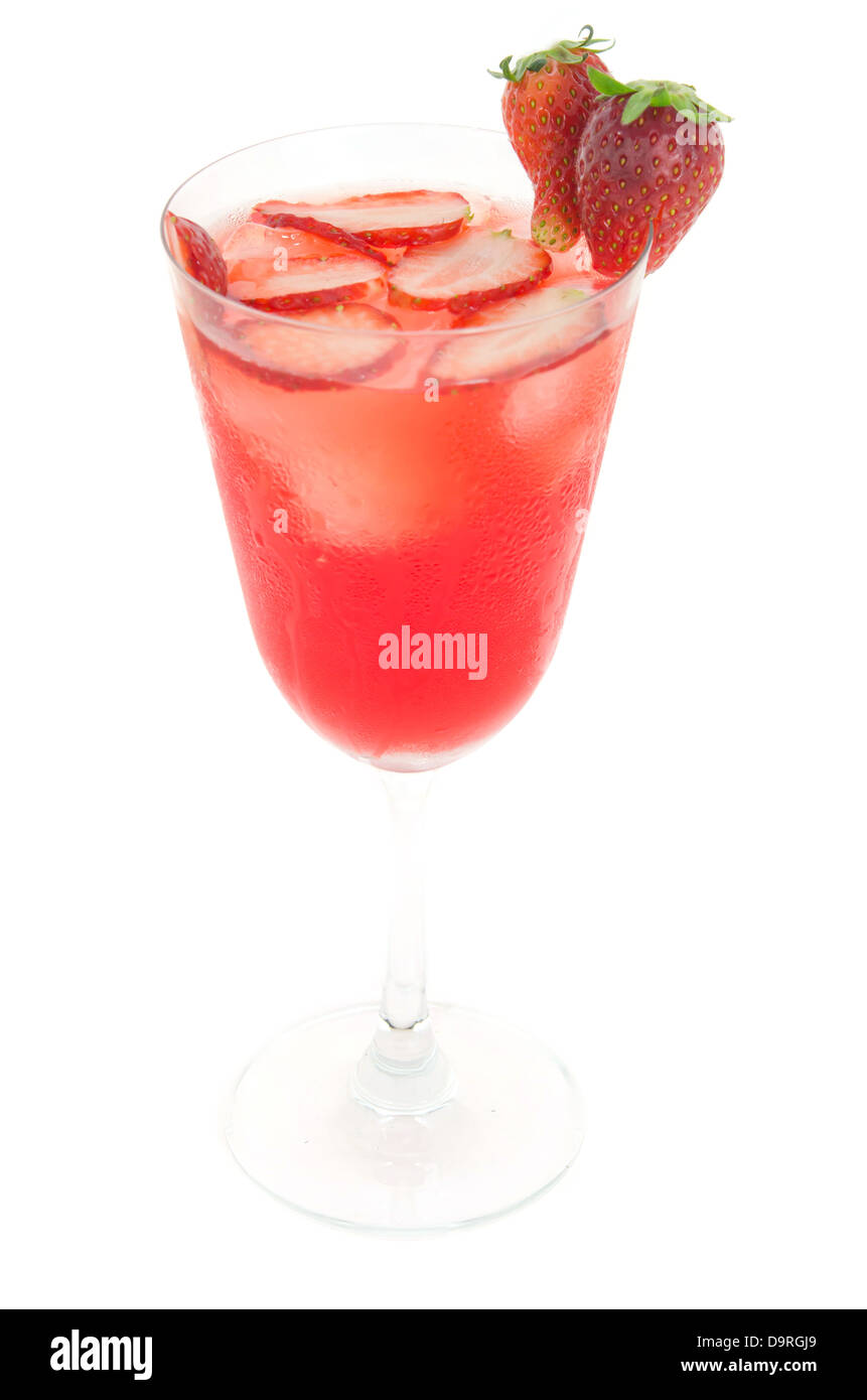 Eis Erdbeer Saft im Glas serviert mit frischen Erdbeeren, Stockfoto
